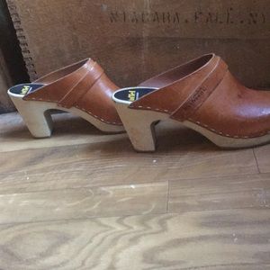 Swedish Hasbeen brown clogs